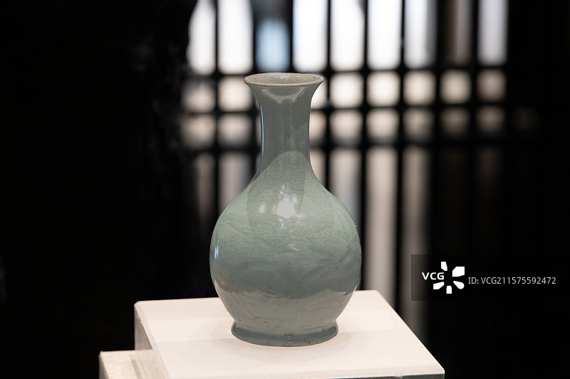 河南博物院 镇馆之宝 汝窑天蓝釉刻花鹅颈瓷瓶 北宋（960-1127年）1987年宝丰县清凉寺出土图片素材