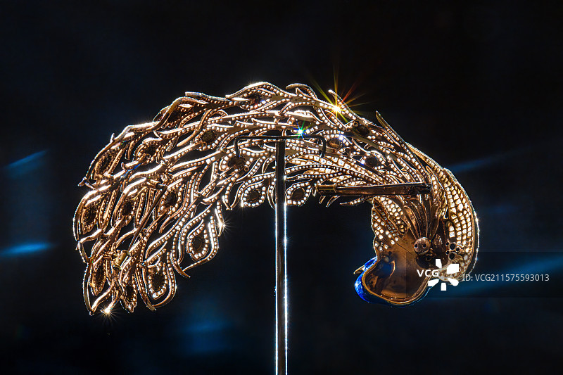 孔雀羽饰：1905年，金、钻石、珐琅，麦兰瑞，V MUSE珍藏，成都博物馆《风华万象》展图片素材