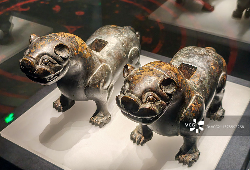 淮南市博物馆藏战国时期“阜平君”铭虎形铜座，上海闵行博物馆·“楚风烈——安徽楚文化文物精品展”图片素材