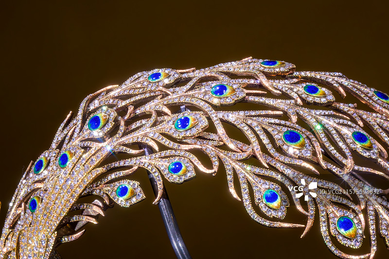 孔雀羽饰：1905年，金、钻石、珐琅，麦兰瑞，V MUSE珍藏，成都博物馆《风华万象》展图片素材