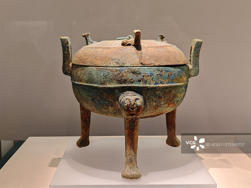 安徽楚文化博物馆藏战国时期楚国附耳铜盖鼎，上海闵行博物馆·“楚风烈——安徽楚文化文物精品展”图片素材