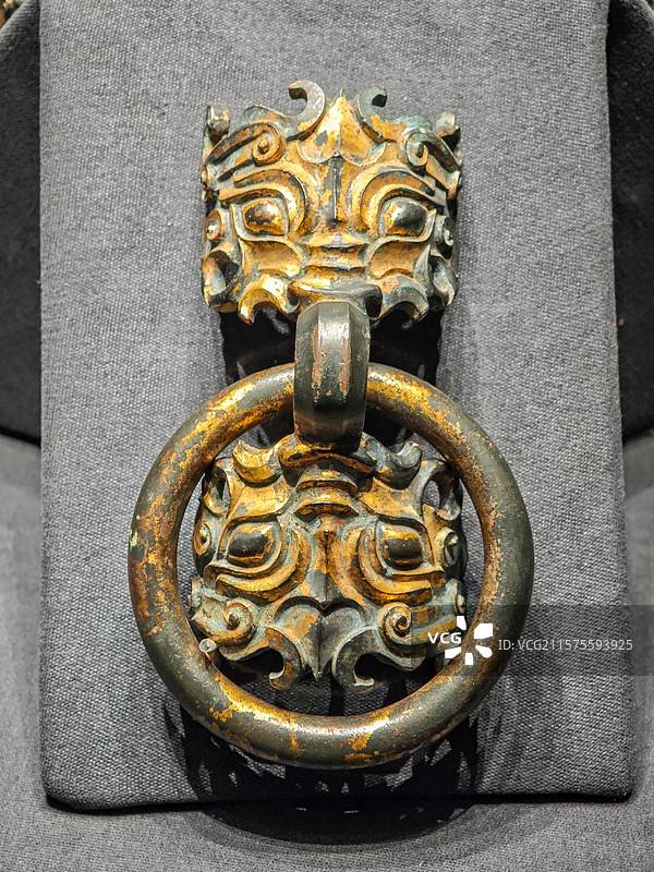 淮南市博物馆藏战国时期鎏金铺首衔环铜饰件，上海闵行博物馆·“楚风烈——安徽楚文化文物精品展”图片素材