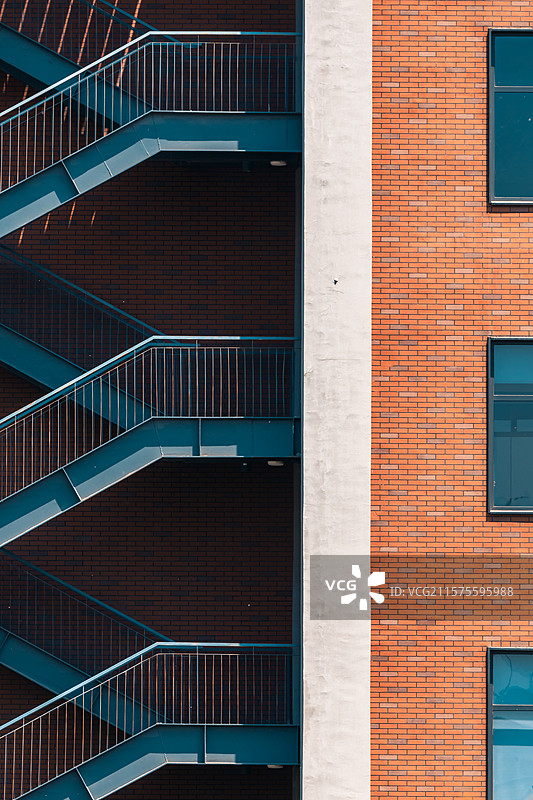 现代建筑的低角度透视图片素材