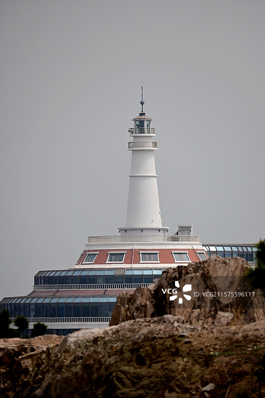 晴空下灯塔的低角度视图图片素材
