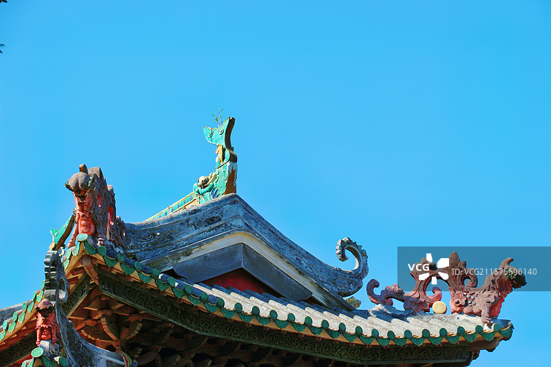 佛山祖庙的屋脊以石湾窑的陶塑装饰最为著名，采用“双面釉”技法，人物、动物等立体塑像色彩艳丽图片素材