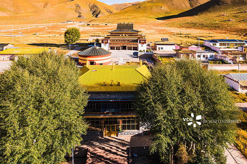 青海藏地寺庙阿柔大寺全景航拍图片素材
