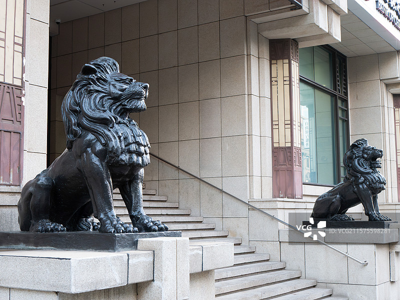 建筑前的青铜狮像图片素材