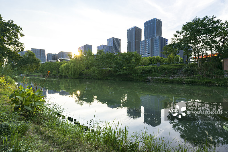 杭州浙江大学校友企业总部经济园 从杭州余杭塘河畔眺望图片素材