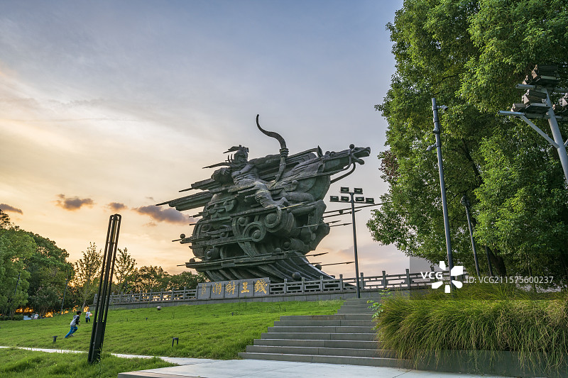 杭州滨江区钱塘江旁的钱王射潮雕像图片素材