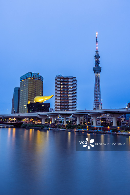 日本东京傍晚的晴空塔与朝日啤酒塔和吾妻桥图片素材