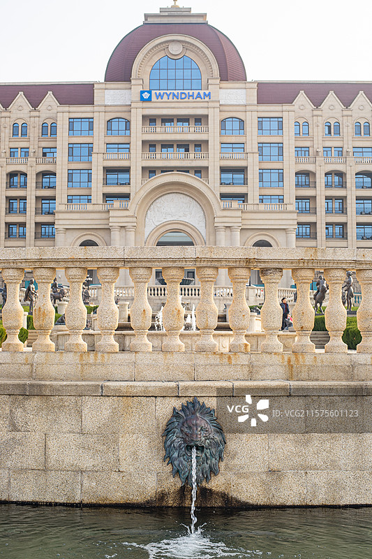 中国露台花园景观设计拍摄主题，广场上的人物雕像和大理石水槽里的喷泉流水，户外白昼无人图像摄影图片素材