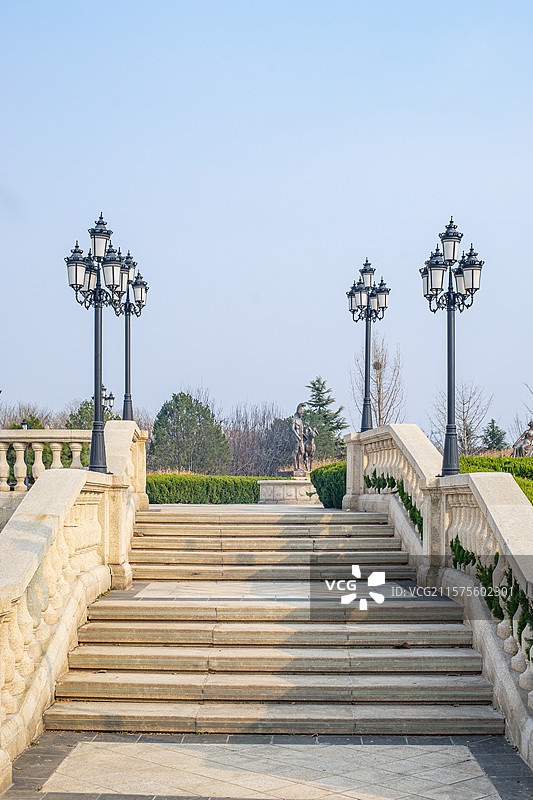 中国城市建筑实施拍摄主题，花园路里两侧高大的欧式风格路灯，户外白昼无人图像摄影图片素材