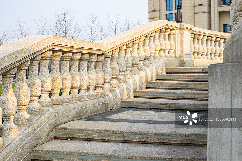中国城市公园拍摄主题，露台花园里大理石石材欧式复古风格步行道路两侧的柱子，户外白昼无人图像摄影图片素材