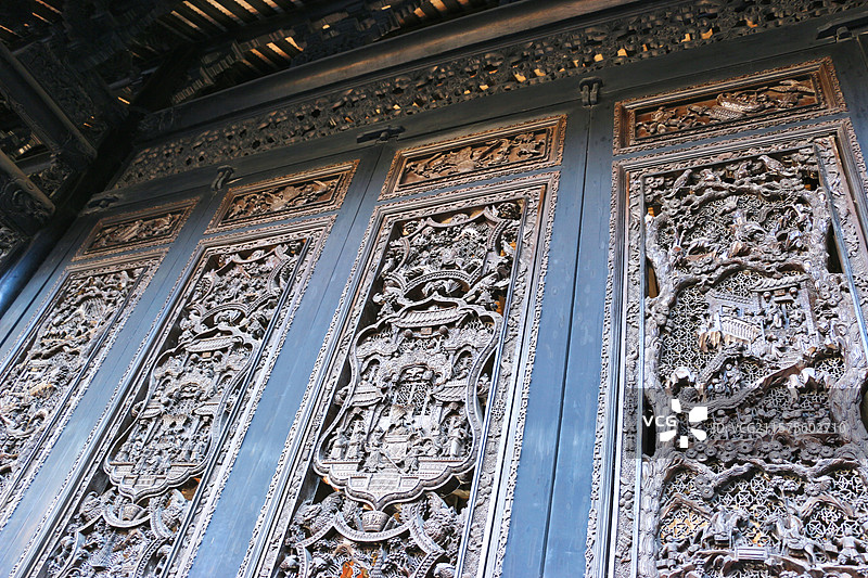 广州陈家祠的木雕窗户是其建筑装饰艺术中精华，采用从东南亚进口的坤甸木，木质坚硬耐腐，纹理平顺清晰图片素材