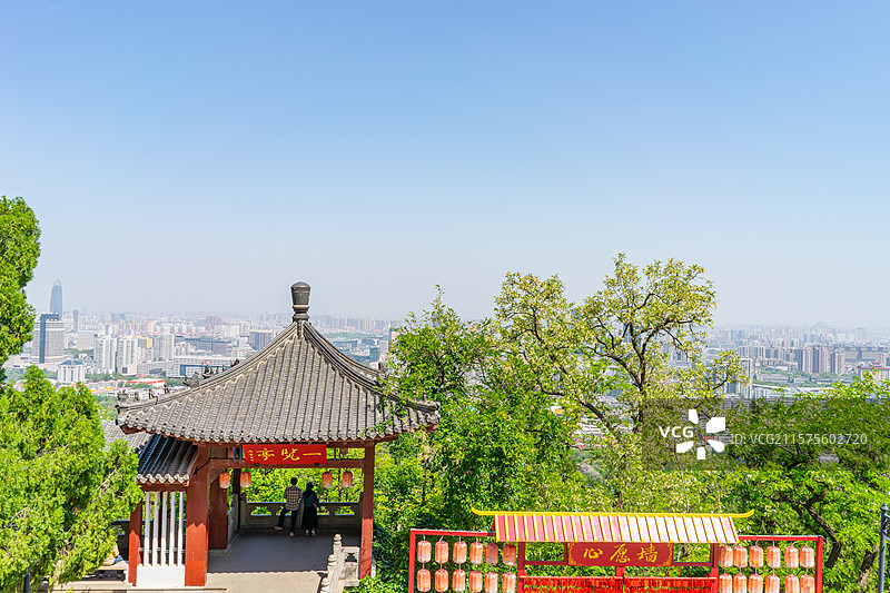 中国山东省济南市千佛山旅游风景区，舜祠俯瞰一览亭和历山院兴国禅寺中式庭院，户外白昼无人图像摄影图片素材