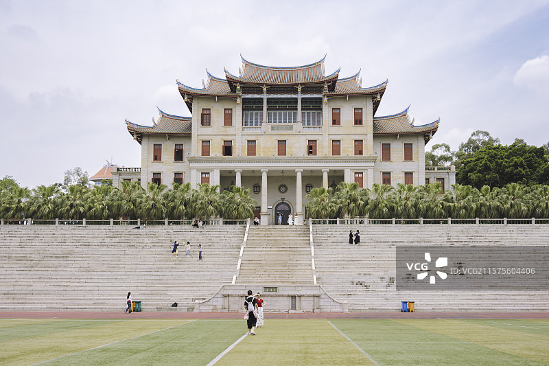 厦门大学建筑和上弦操场凤凰花图片素材