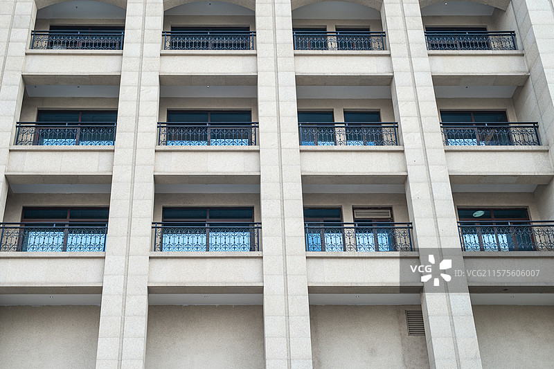 中国露台花园景观设计拍摄主题，欧洲建筑风格的酒店外立面，户外白昼无人图像摄影图片素材