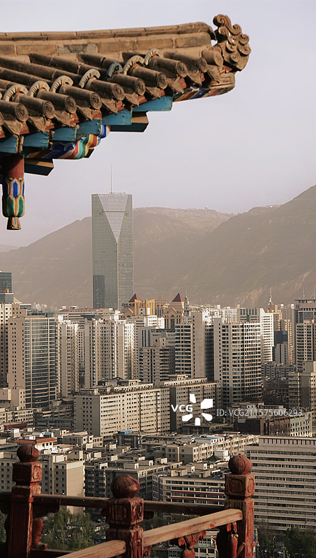 黄沙削楼群如朽骨，风喉噎断汽笛声。图片素材