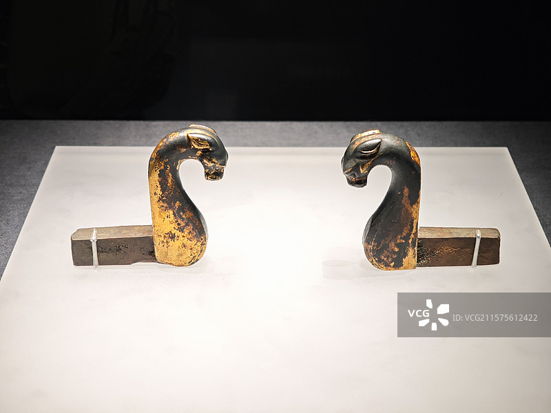 淮南市博物馆藏鎏金虎首铜构件，上海闵行博物馆·“楚风烈——安徽楚文化文物精品展”图片素材