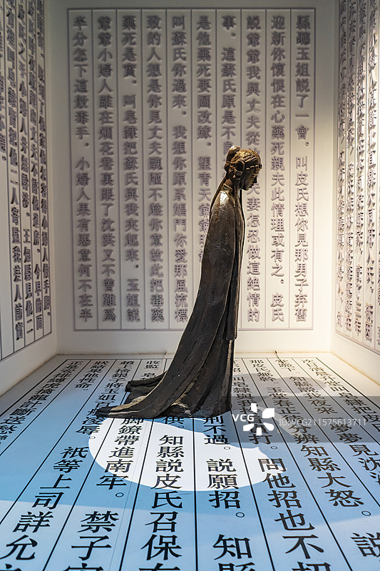 中国山西临汾洪洞县景区省重点文物保护单位苏三明代监狱博物馆里的月亮门里的苏三和男人，室内无人图像摄影图片素材