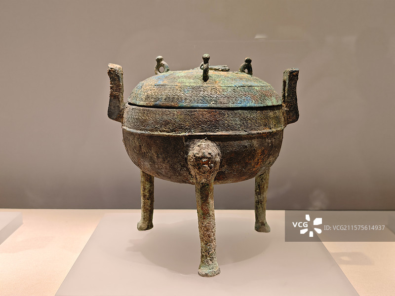 安徽准南市博物馆藏战国时期楚国蟠虺纹铜鼎，上海闵行博物馆·“楚风烈——安徽楚文化文物精品展”图片素材