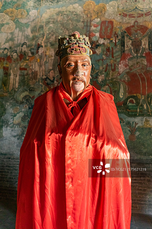 中国山西临汾洪洞县广胜寺下寺旅游景区，元代水神庙明应王殿石像造像和两侧披着红袍的官员，室内图像摄影图片素材