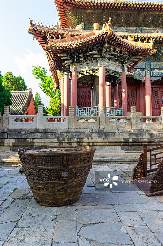 中国山东省泰安市泰山区泰山旅游景区著名景点，岱行宫里的生铁门海大水缸和神兽雕塑，户外无人图像摄影图片素材