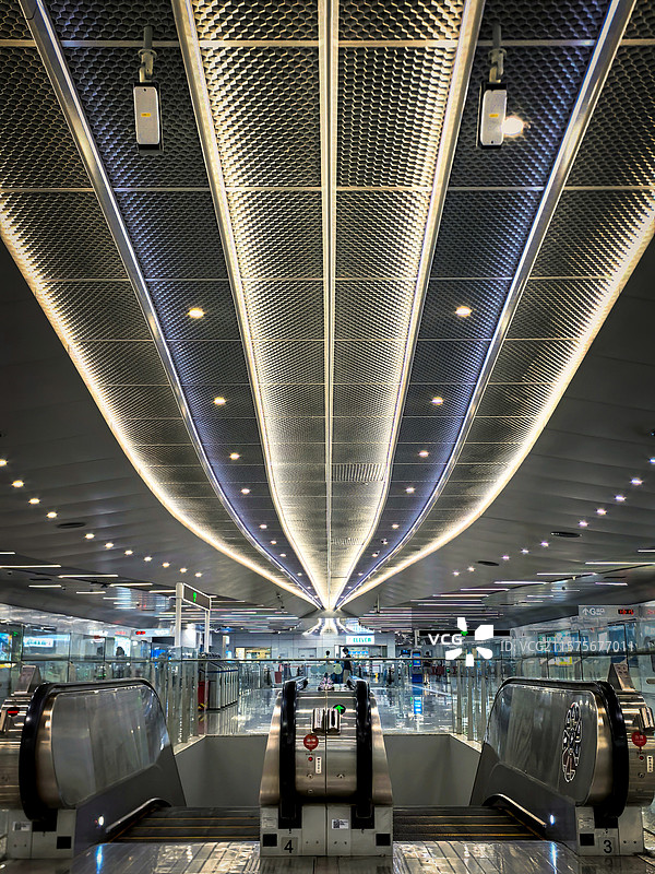 地铁站的光影狂欢图片素材