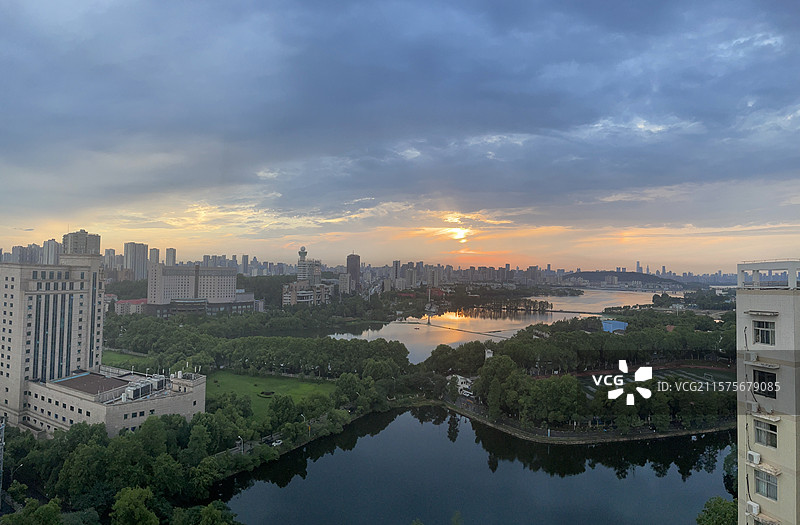 武汉天空金黄色的晚霞和彩云图片素材