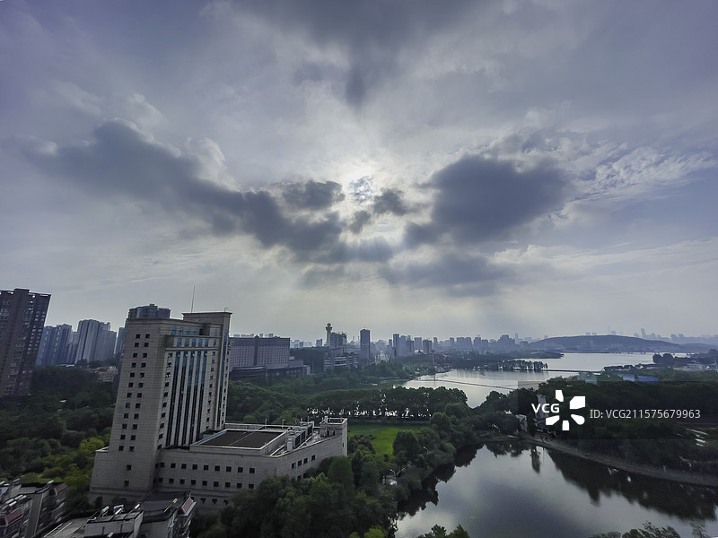 武汉天空巨大的丁达尔光图片素材