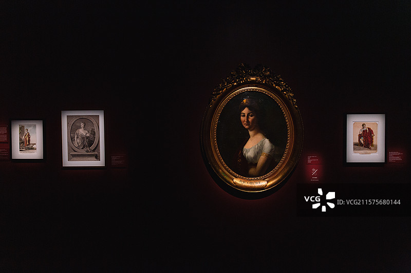 瑰宝启幕：法兰西喜剧院舞台珠宝臻藏展图片素材