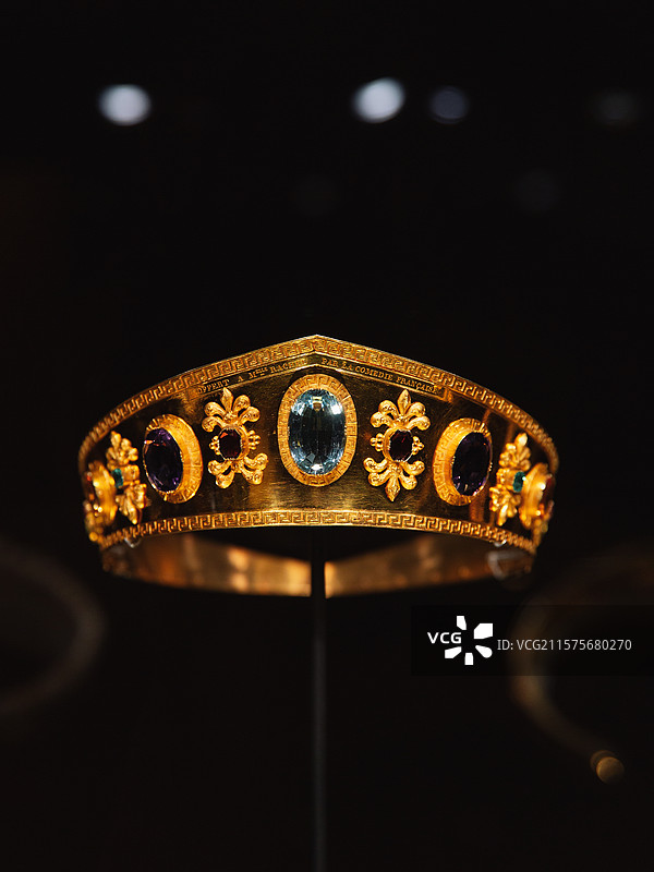 拉歇尔于《费德尔》第二幕中所佩戴的彩色宝石冠冕，1843年，瑰宝启幕：法兰西喜剧院舞台珠宝臻藏展图片素材