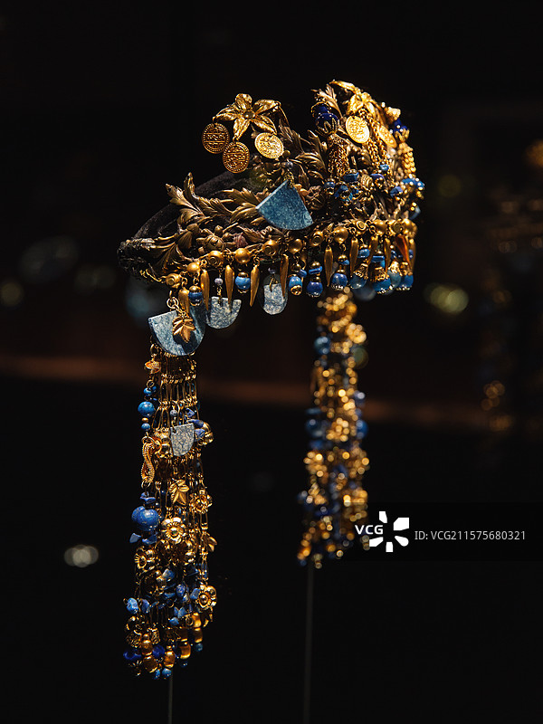 玛尔蒂娜·舍瓦利和维罗妮可·维拉饰演以斯帖时佩戴的冠冕，瑰宝启幕：法兰西喜剧院舞台珠宝臻藏展图片素材