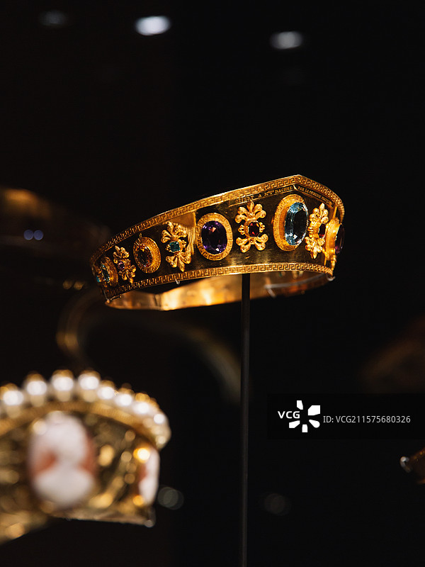 拉歇尔于《费德尔》第二幕中所佩戴的彩色宝石冠冕，1843年，瑰宝启幕：法兰西喜剧院舞台珠宝臻藏展图片素材