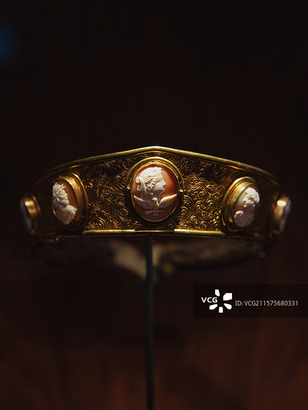 瑰宝启幕：法兰西喜剧院舞台珠宝臻藏展图片素材