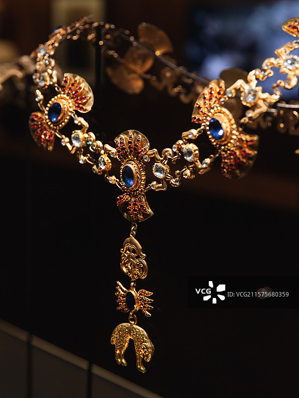 金羊毛勋章项链，1884年，铜镀金、彩色玻璃，瑰宝启幕：法兰西喜剧院舞台珠宝臻藏展图片素材