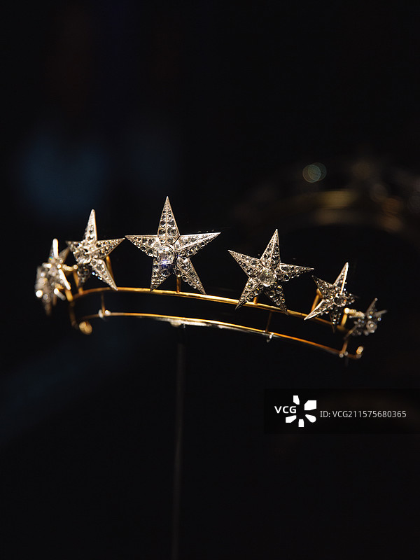 震颤星星冠冕，19世纪，镀金银主体框架，银镀铜合金星星，瑰宝启幕：法兰西喜剧院舞台珠宝臻藏展图片素材