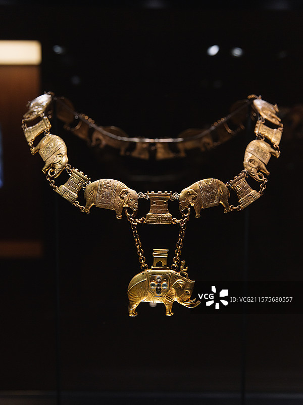 大象勋章项链，19世纪下半叶，铜镀金、玻璃，瑰宝启幕：法兰西喜剧院舞台珠宝臻藏展图片素材