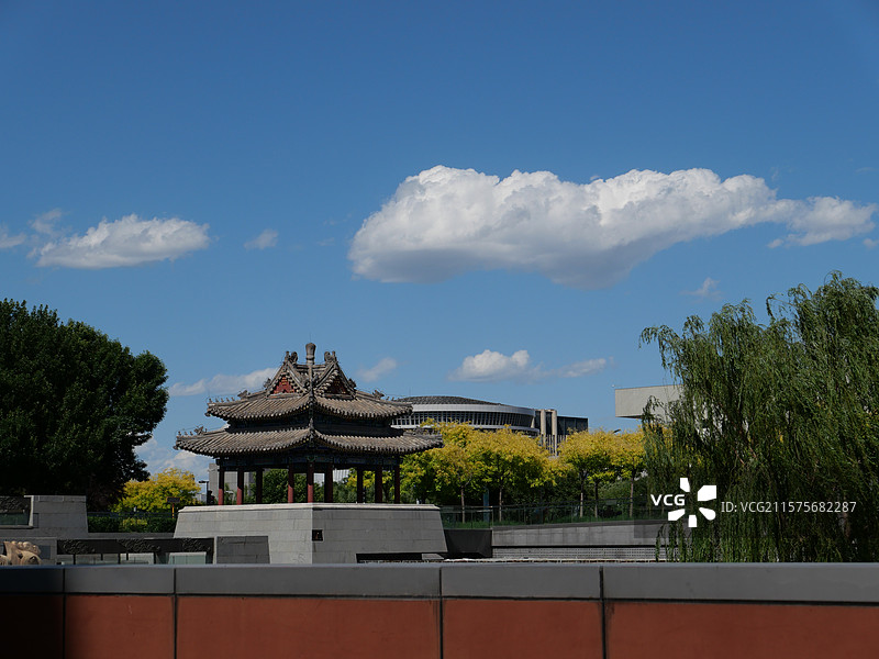下沉花园北侧亭台和国家科技传播中心图片素材