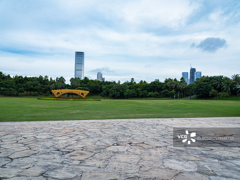 公园里的草地和路图片素材