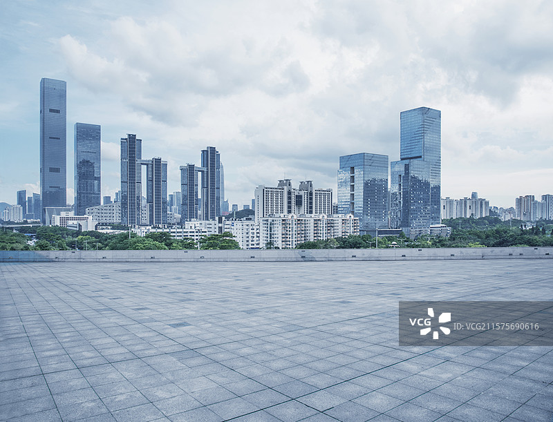 宽阔的前景地面和深圳城市天际线建筑群高楼大厦图片素材
