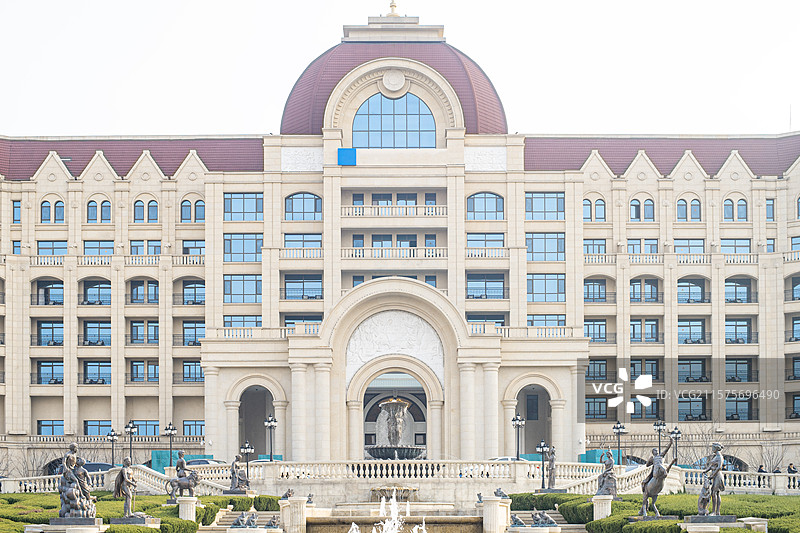 中国露台花园景观设计拍摄主题，欧式风格酒店广场上十二星座雕像和水槽里的喷泉，户外白昼雕像图像摄影图片素材