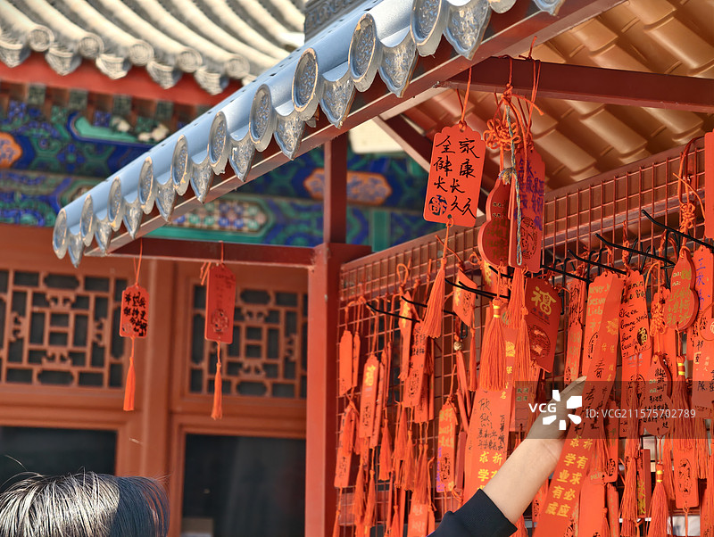 什刹海广福寺祈福墙 满挂祈愿红牌图片素材