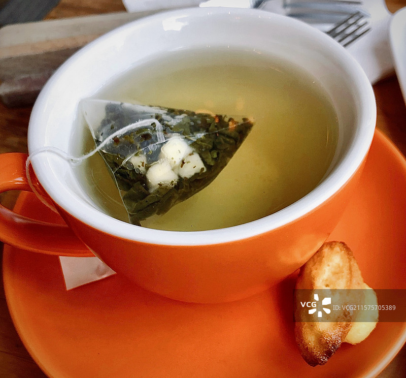 一杯蜜桃乌龙茶配迷你玛德琳图片素材