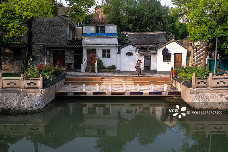 夏季黄昏夕阳照耀下的扬州小秦淮河畔民居及游人的意境图片素材