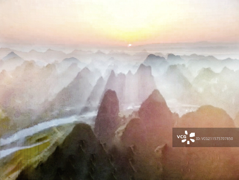 雾缭绕，晨曦露，群峰翠，漓江醉…图片素材