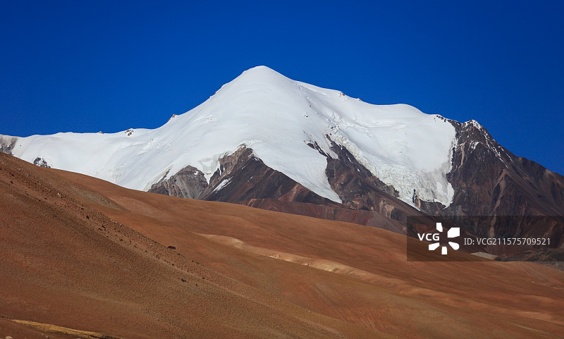 西藏那曲尼玛达果曲加雪山图片素材
