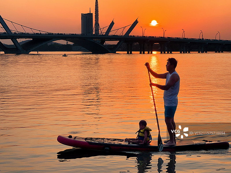 父子滑水图片素材