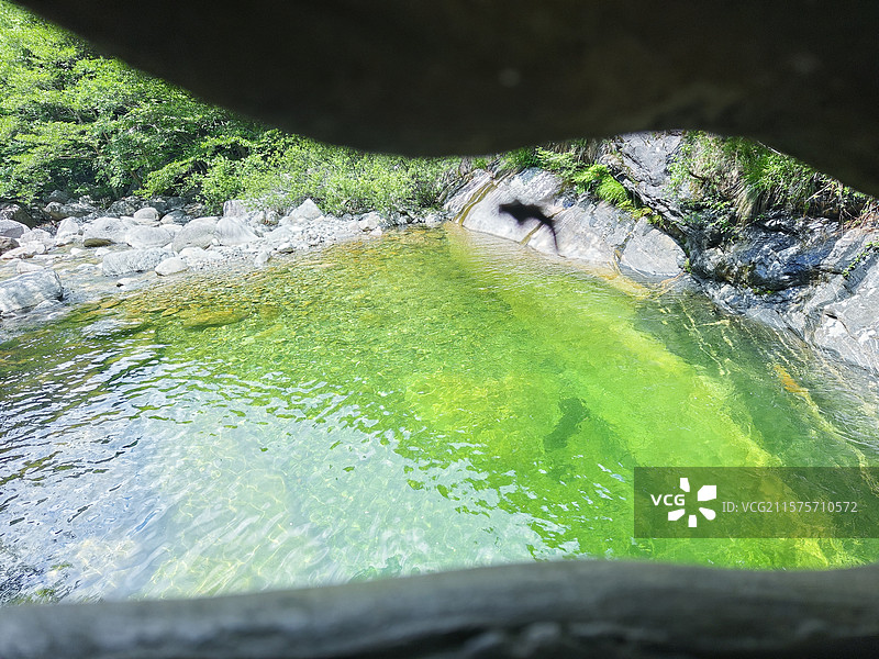 一潭清水摄于大别山天堂寨风景区的白马大峡谷图片素材