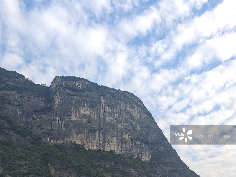 四川绵阳北川羌族自治县山区蓝天白云下的鹰嘴岩图片素材